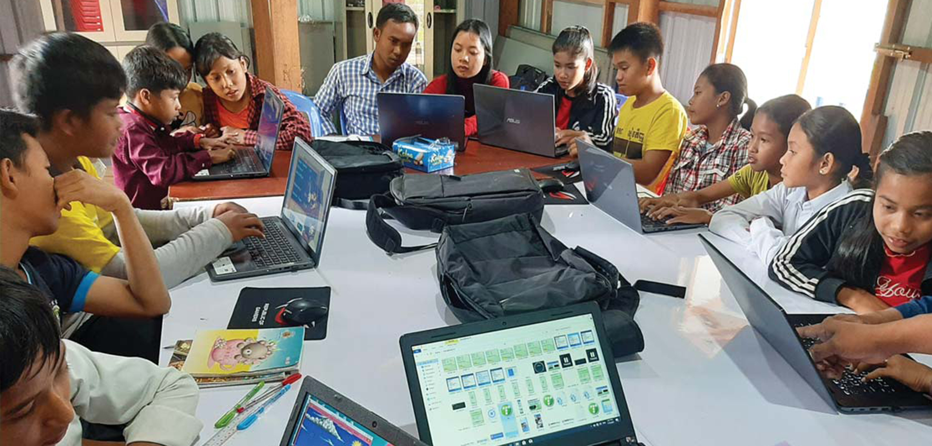 (English) Children at Floating Area Gained Access To Computer and English Class