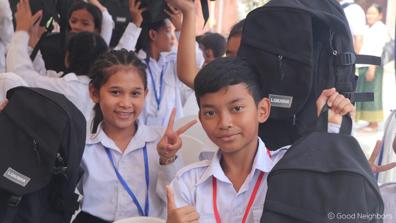 Good Neighbors Cambodia] – Samsung Contributed Study Materials to Students in Cheung Ek Primary School